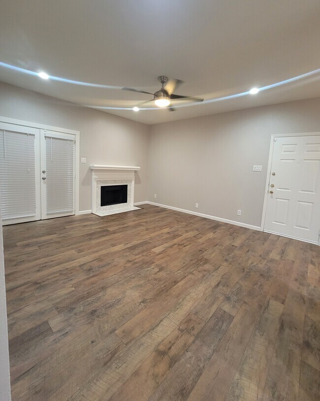 Beautiful Large Living area - 8601 Park Ln