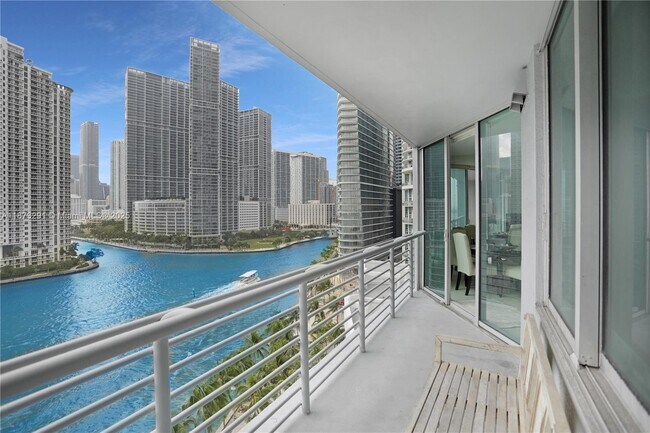 Foto del edificio - 325 S Biscayne Blvd