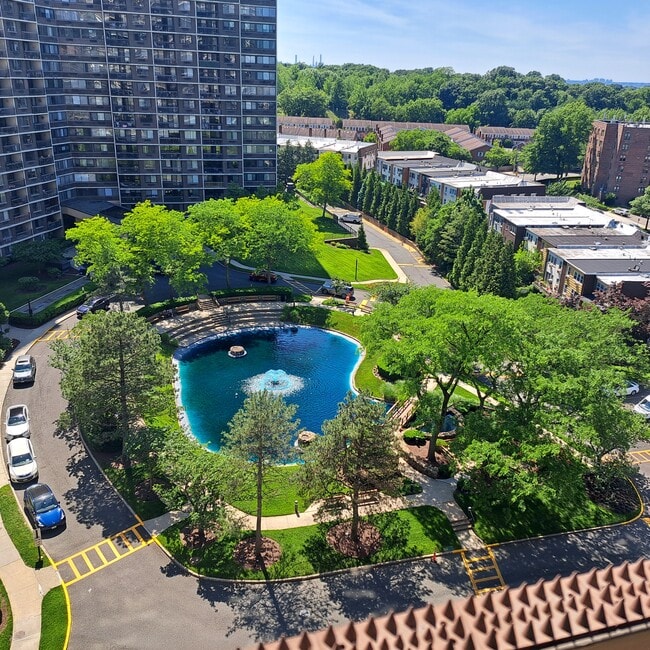 LR View - 2 Bay Club Dr