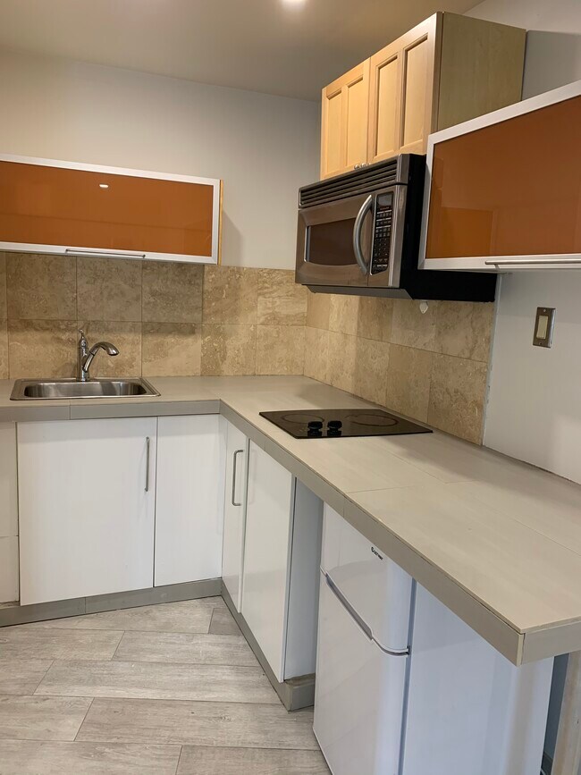 Contáctame para ver más fotos. - 8979 Shoreham Dr