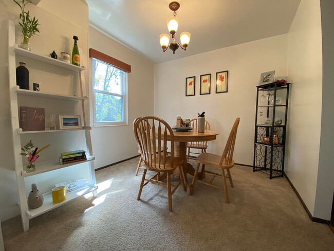 Foto del edificio - Beautiful 2 Bedroom Apartment in Prime Bellevue Location! Close to Downtown, Shopping, Dining & M...
