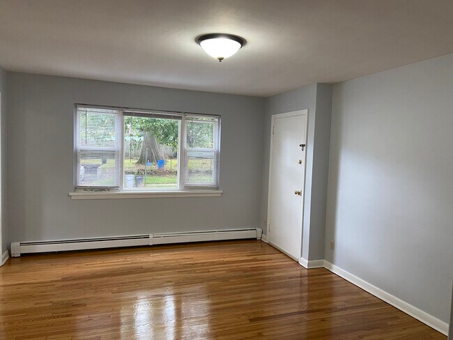 Living room - 124 Johnson Ave