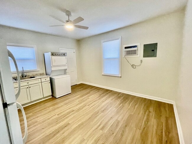 Building Photo - Adorable 2 bedroom, 1 bath duplex | Located in Gastonia
