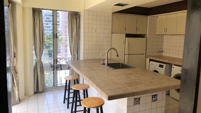 Kitchen with open Lanai - 431 Nahua St