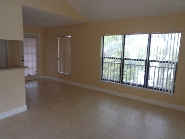 Foto del edificio - Charming condo features 2 bedrooms and 1 b...