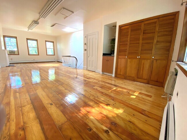 top floor loft space - 412A 17th St