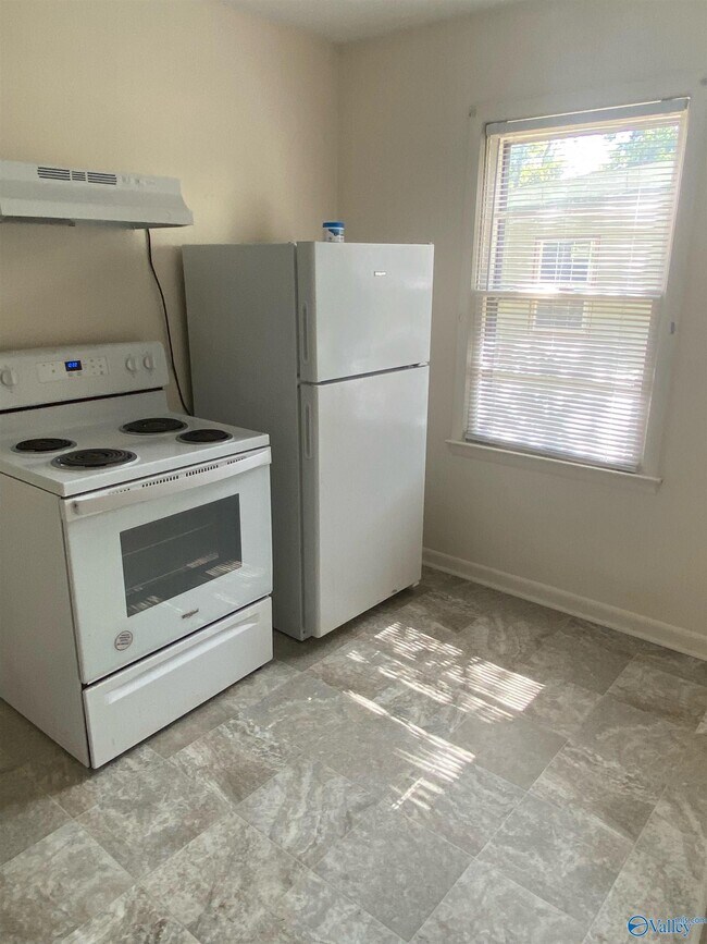 Building Photo - 918 Fairway Dr NW