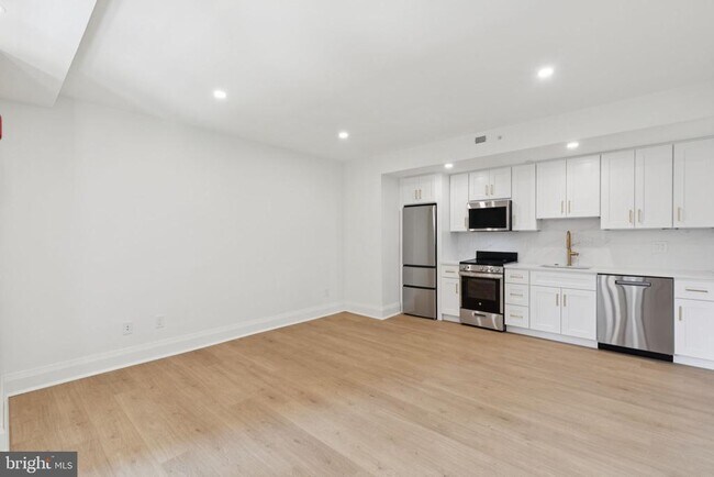 Building Photo - 135 S 19th St
