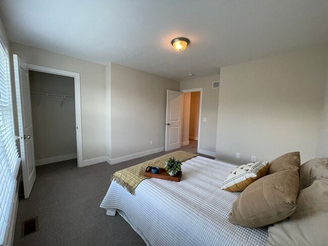 Building Photo - 2005 Willow Dr