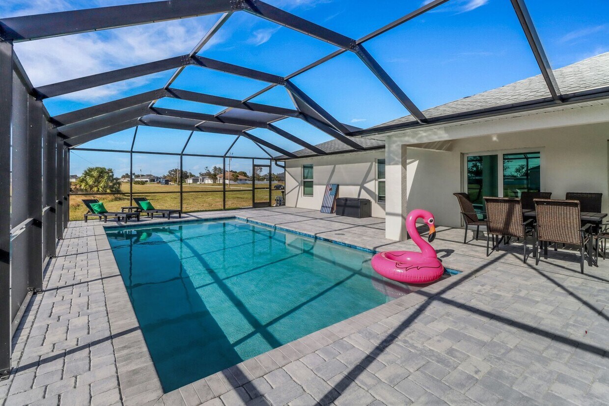 Foto principal - Cape Coral Furnished Rental 4 Bedroom 3 Ba...