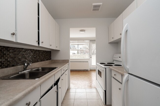 Building Photo - 150 The Donway