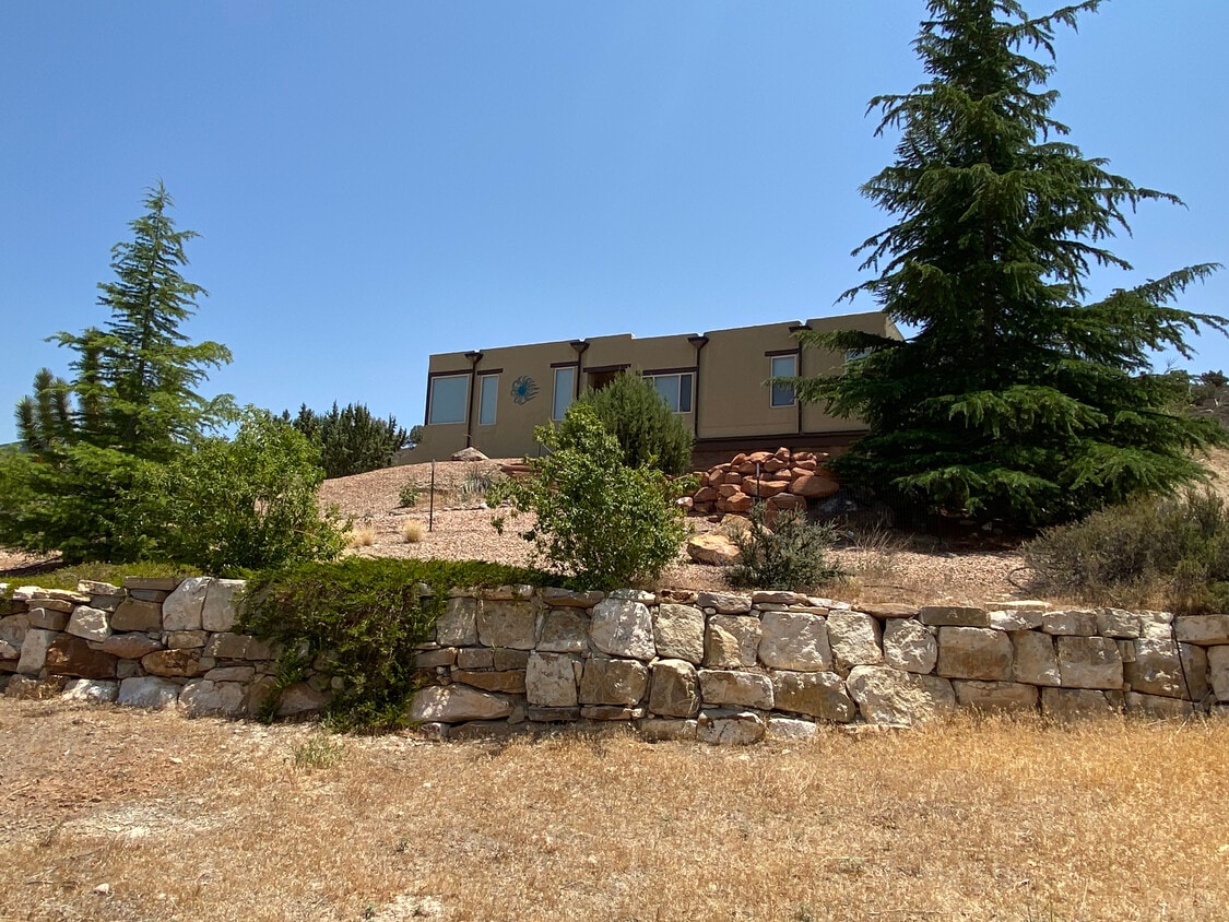Primary Photo - 1075 W Emerald Dr