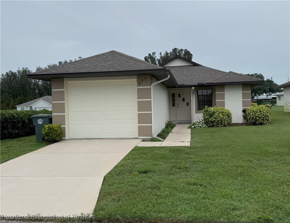 Foto principal - 675 W Wesley Cir