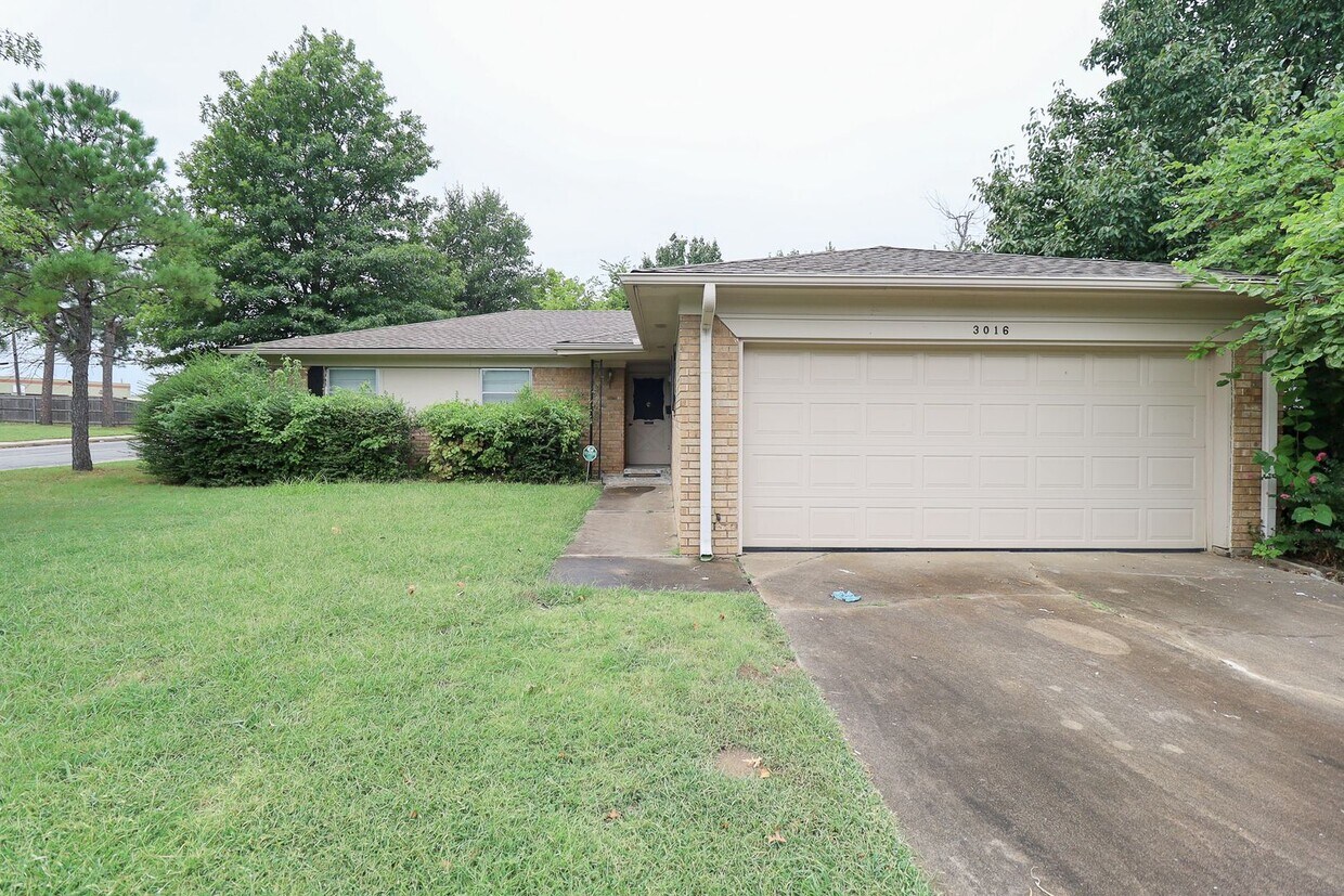 Primary Photo - Prime Location! 3 bed/ 2 bath! Schedule a ...