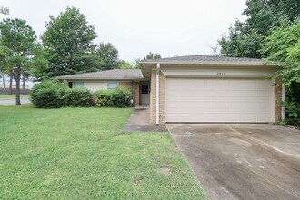 Building Photo - 3016 S Elm Ave