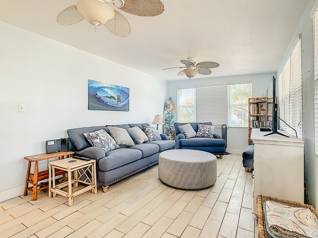 Building Photo - 819 E 25th Ave