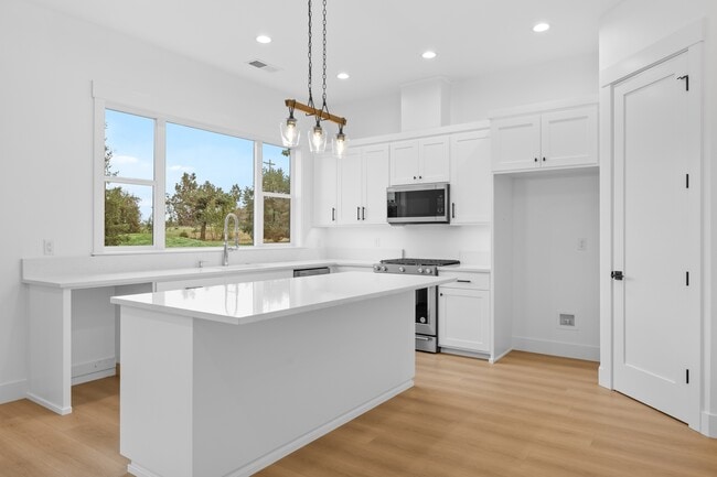 Building Photo - 109 Golf View Dr