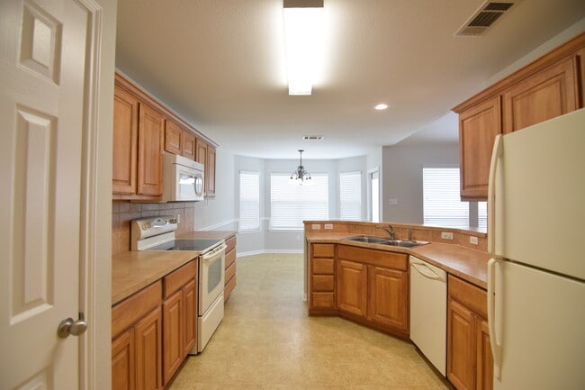 Building Photo - 1022 Neuberry Cliffe