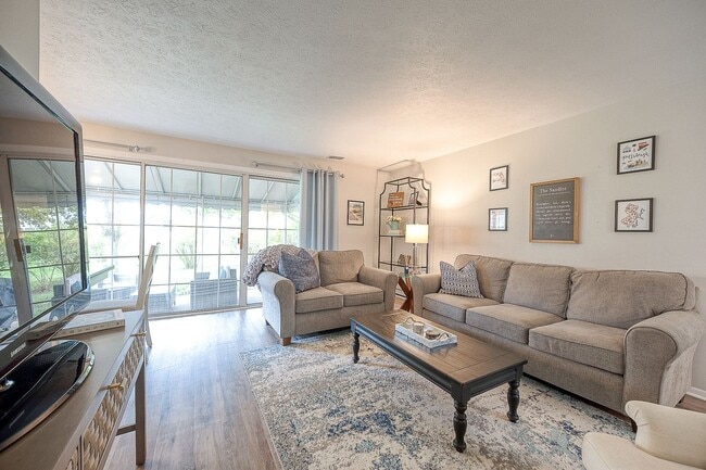 Building Photo - Super cute townhome-sleeps 4, with pool, w...