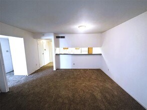 Building Photo - 2820 S Bartell Dr