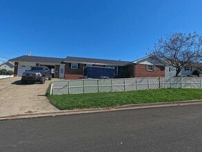 Building Photo - 423 Pattison St