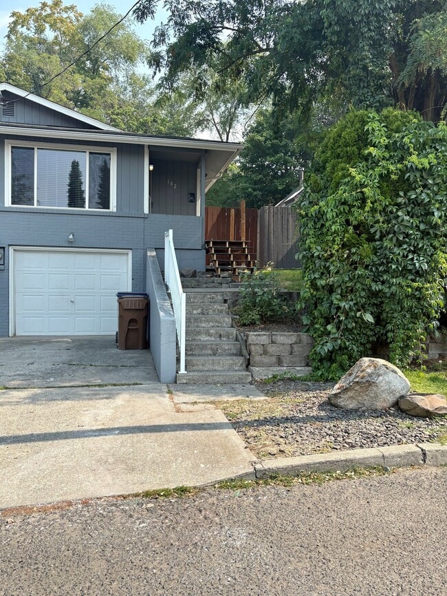 Building Photo - 102 W Cora Ave