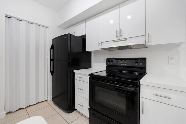 Building Photo - SPACIOUS 2/2 UNIT CENTRALLY LOCATED