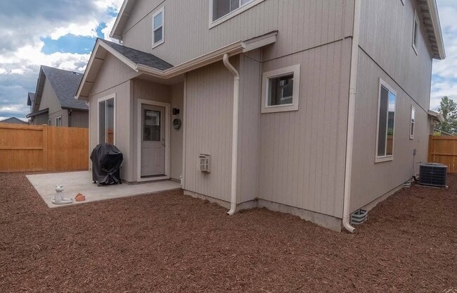 Building Photo - 21169 SE Azalia Ave