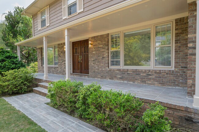 Building Photo - 20 Whitewood Dr