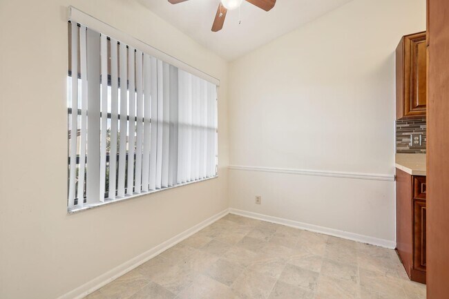 Foto del edificio - 4698 Lucerne Lakes Blvd E