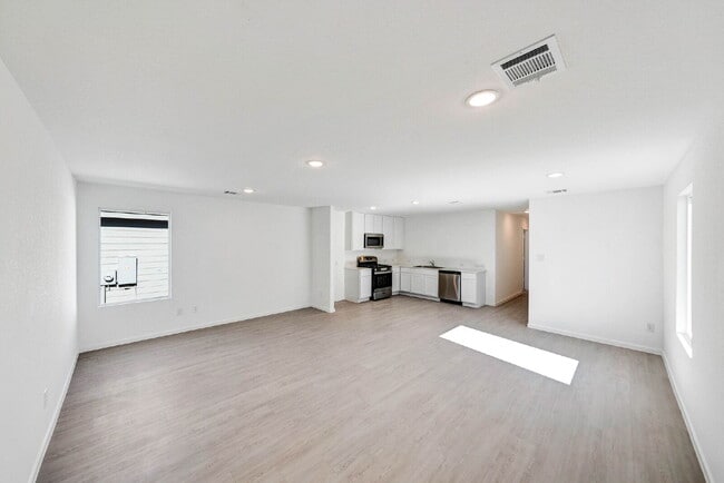 Building Photo - 1 MONTH FREE RENT WITH 18 - 24 MONTH LEASE!!! AVAILABLE THROUGH MAY ONLY! INTERNET INCLUDED!