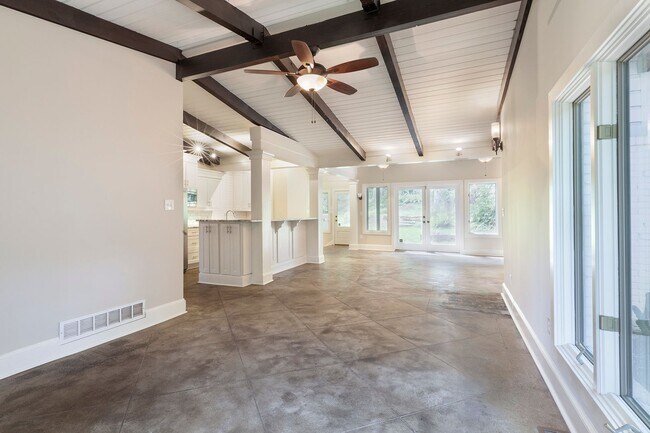 Building Photo - Spacious 4/3 Home w/ Gorgeous Fenced Backy...