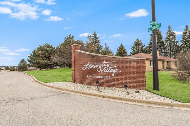 Foto del edificio - 8055 Lexington Pl