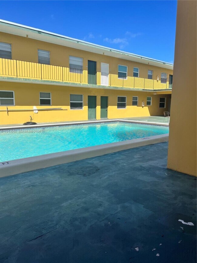 Building Photo - 1975 NE 135th St