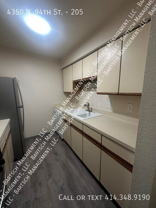 Foto del edificio - 4350 N 94th St