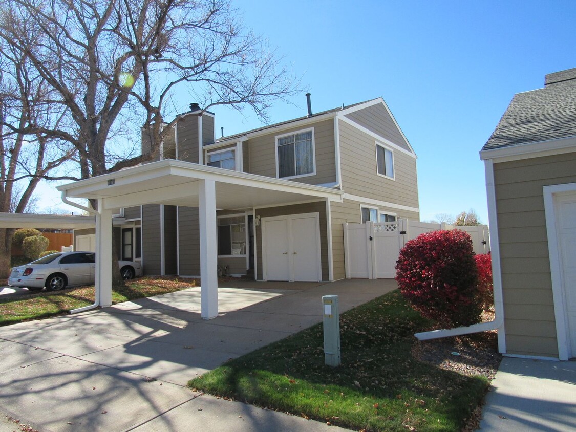 Primary Photo - Spacious Townhome with main floor bedroom ...