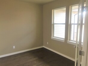 Building Photo - 2038 E Lyra St