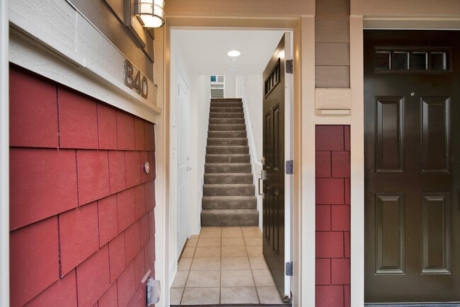 Building Photo - Efficient and Updated Townhouse Ready for Move-in!