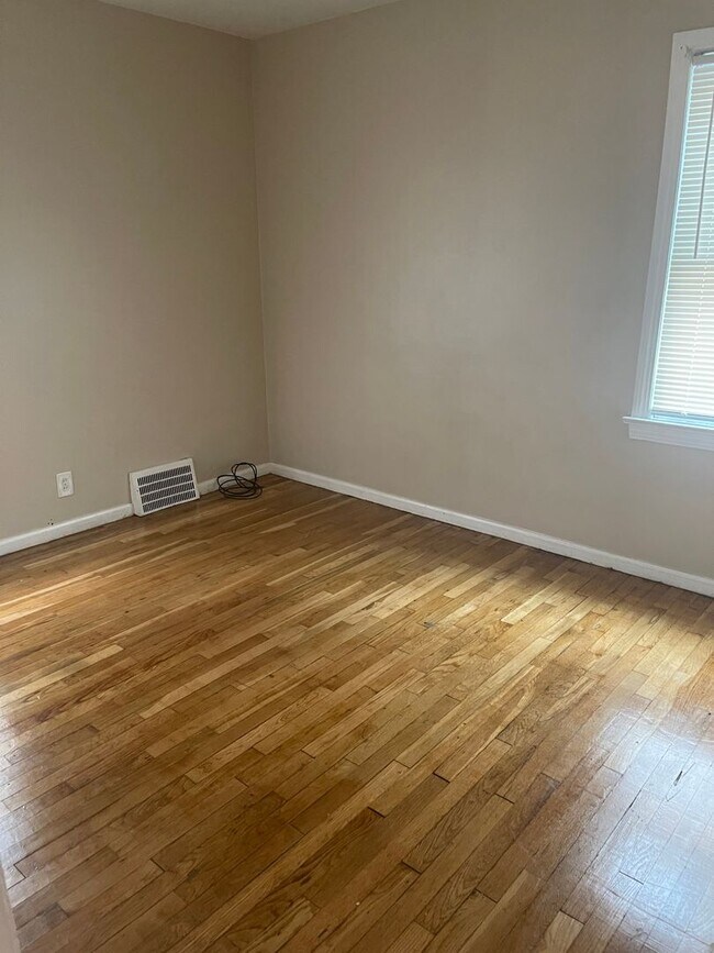 Building Photo - Single Family Home 3 beds 1 bath Available...