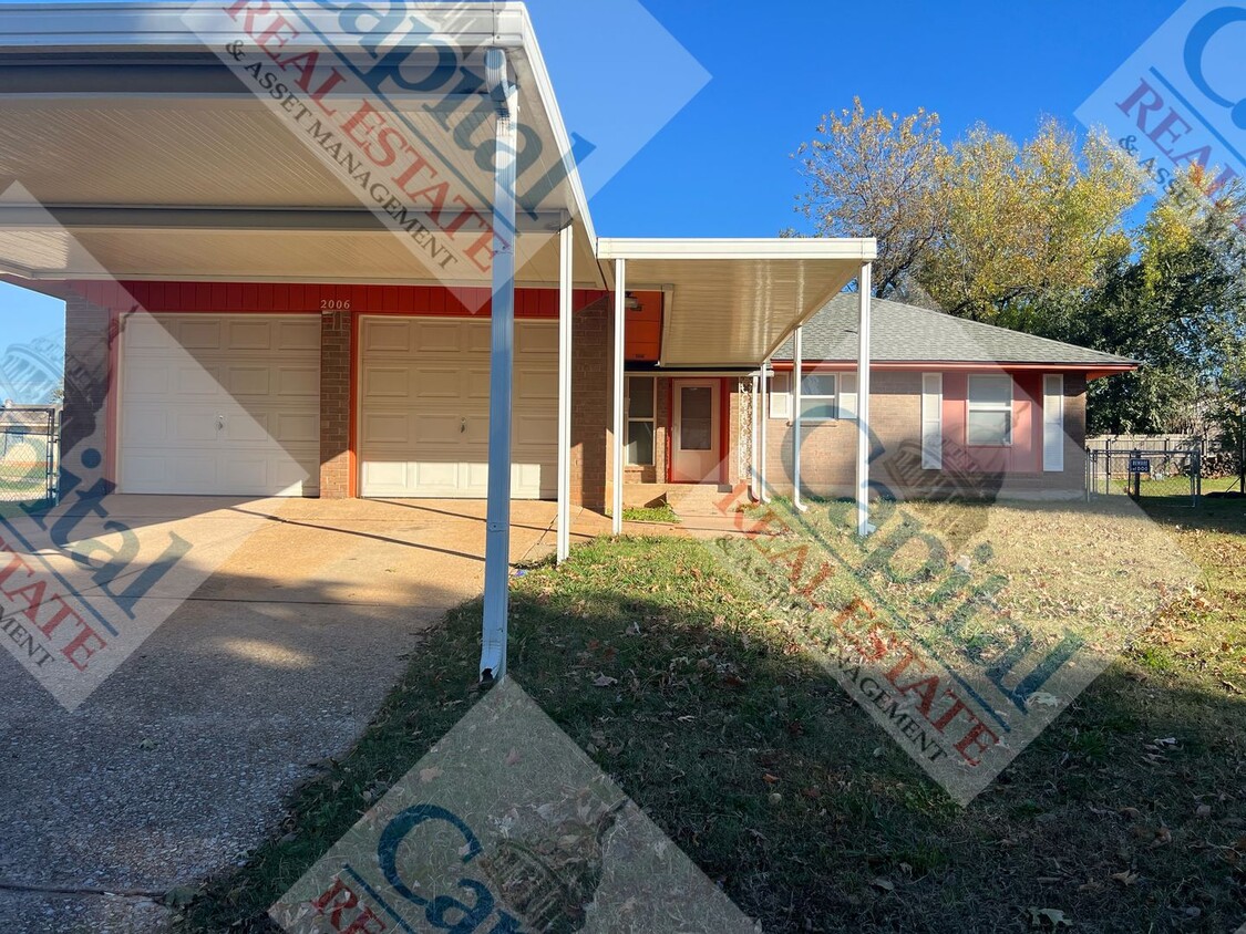 Foto principal - Charming Moore Home with $400 Off First Mo...