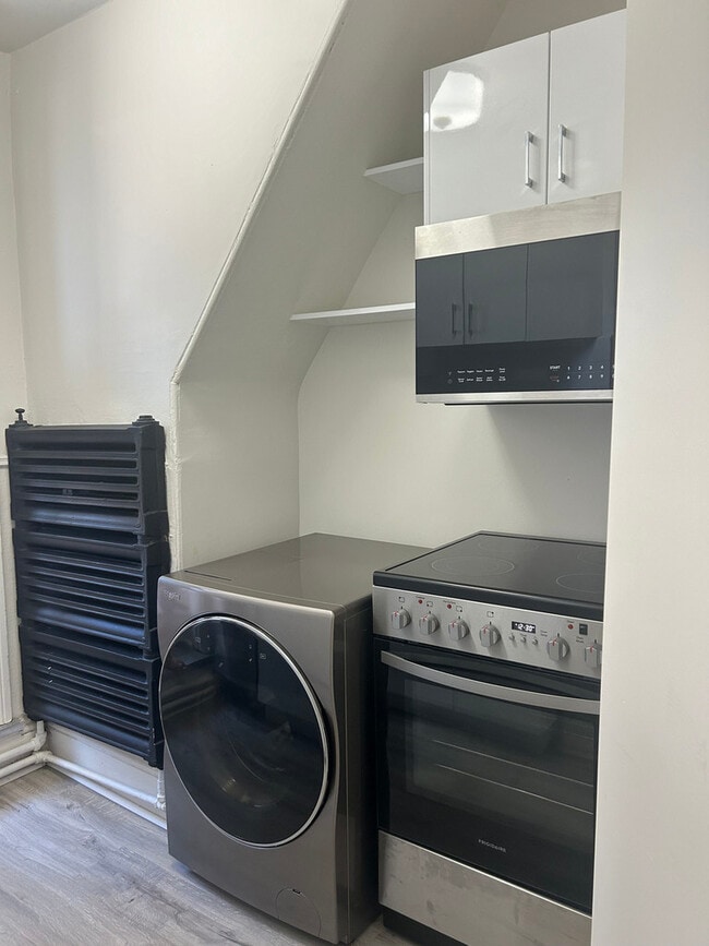 Interior Photo - 46 MacLaren