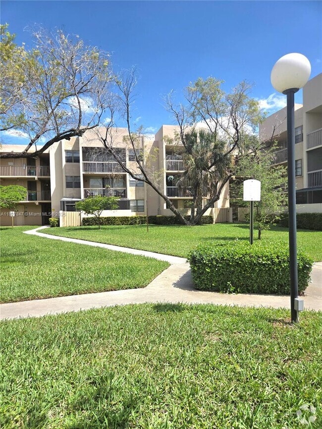 Building Photo - 10425 SW 112th Ave