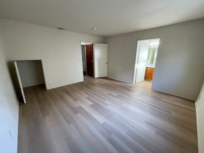 Foto del edificio - 12736 Caswell Ave