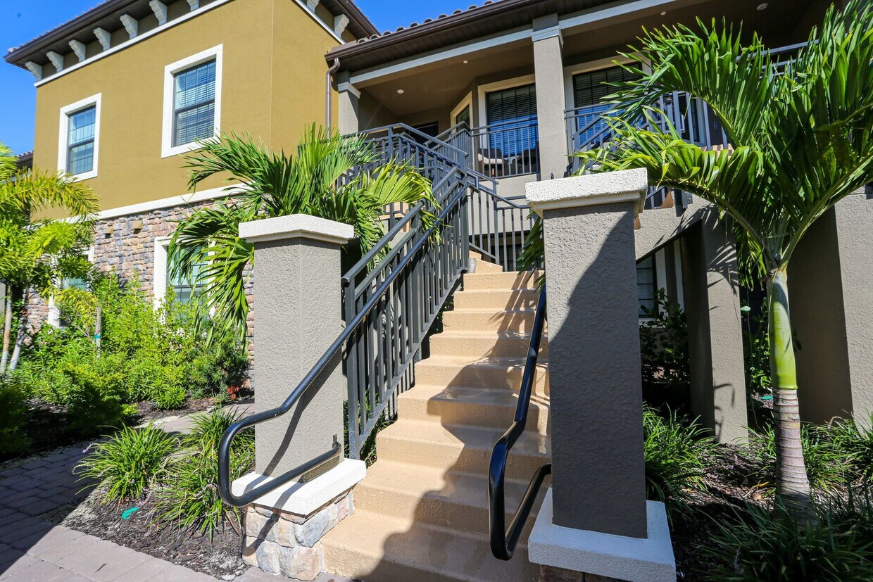 Foto principal - *ESPLANADE**2 BEDS+DEN/2BATH** FURNISHED S...