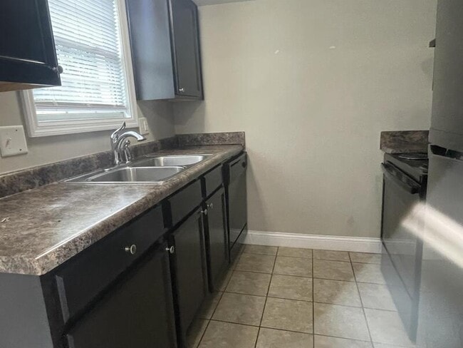 Building Photo - 916 Villa Dr