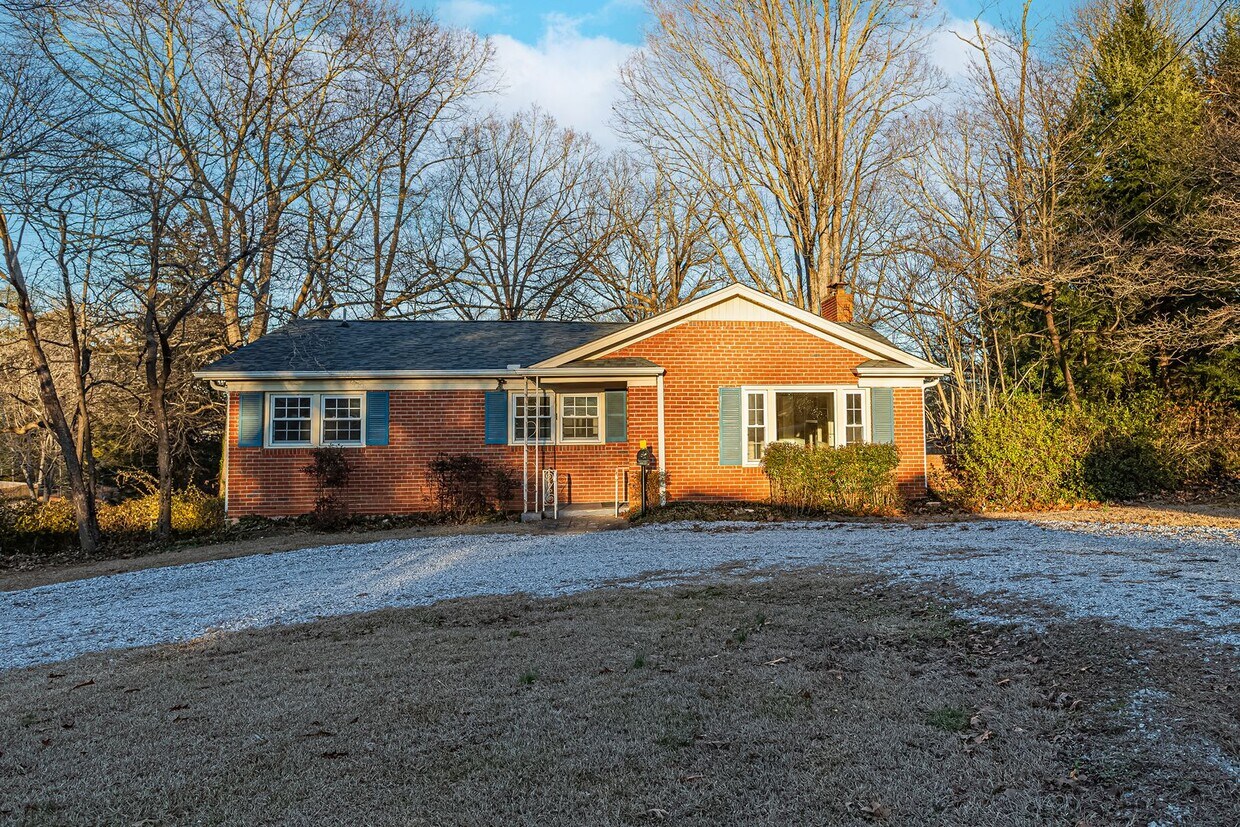 Primary Photo - Price Improvement! 5 bedroom, 3 bathroom h...