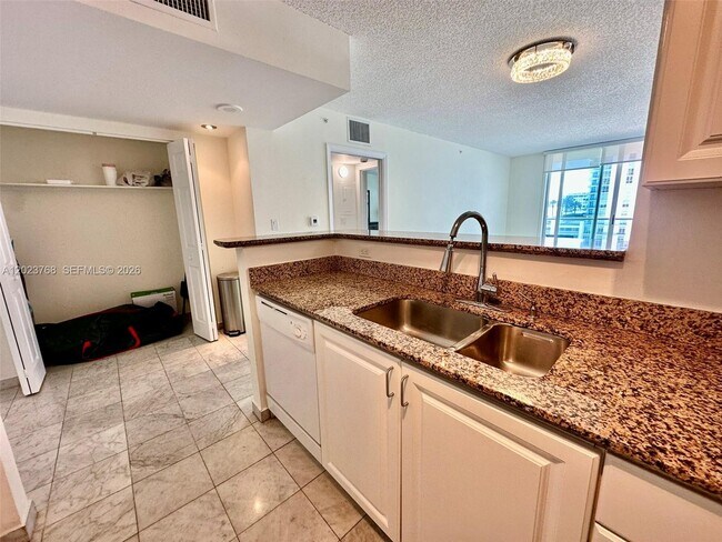 Foto del edificio - 1155 Brickell Bay Dr