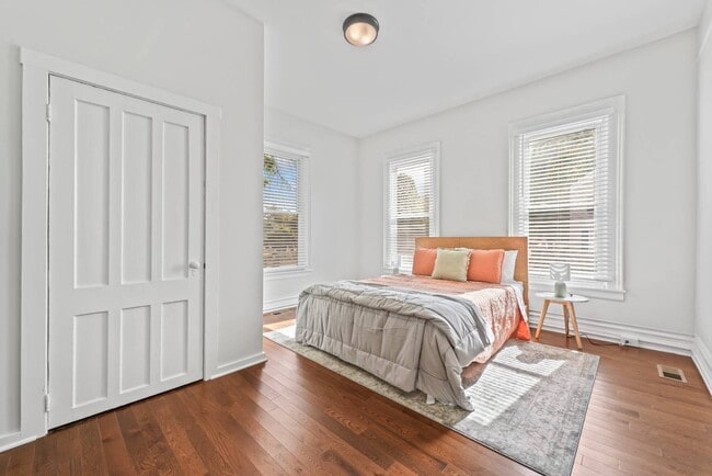 Building Photo - 1 Oak St