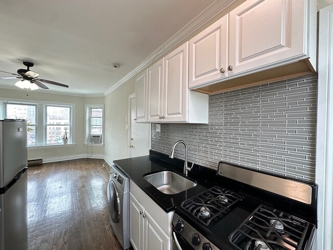 Building Photo - 644 W Roscoe St