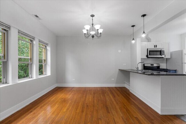 Foto del edificio - 2 bedroom in Chicago IL 60618